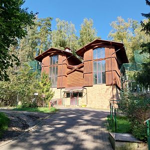 Primates - Twin building (Kikuyu Guereza and Patas Monkey)