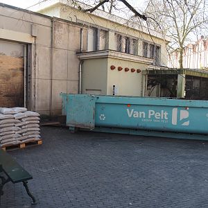 Big spring cleaning in the bird house (Waste container and bags of gravel), 2025-03-16