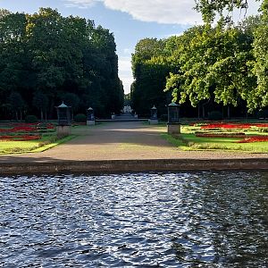 Historic lane between Friedrichsfelde Castle and Kakadu Terrassencafé