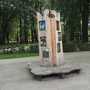 Park Berg & Bos (City and nature park in which Apenheul is located) - Bench and photo column, 2024-08-18