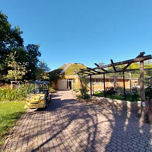 Giraffe House - Weaver aviary and entrance