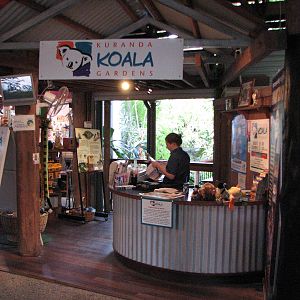 Kuranda Koala Gardens - Entrance to Kuranda Koala Gardens through the craft