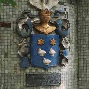 Coat of arms next to the Historical Van Harencarspel aviary, 2024-06-30