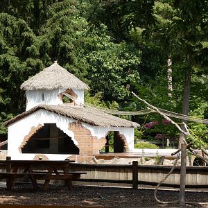 06 2025 - Red ruffed lemur house