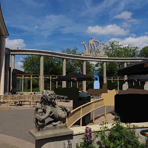 Terrace area and archway with giraffe statues between "Gate of Asia" restaurant and the Asiatic lion house, 2024-06-30