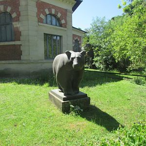 Jardin des Plantes de Paris - Brown bear statue