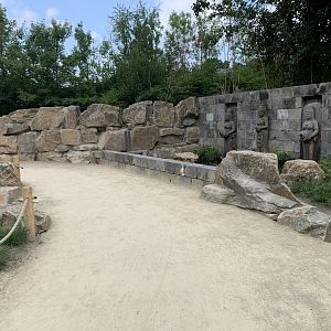 Walkway between the two Stork aviaries