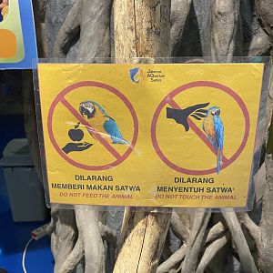 macaw warning signage