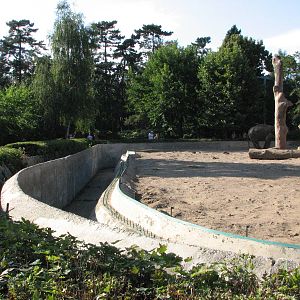 Wroclaw Zoo 2008 - Dry moat around the elephant exhibit