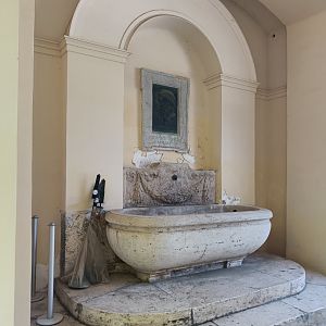 Acquario di Napoli - fountain in courtyard