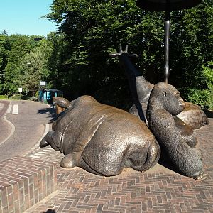 Bus stop and statues by the entrance, 2025-05-17