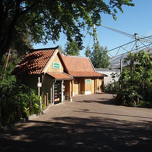 Vending machine and toilet building near Burgers' Bush, 2025-05-17