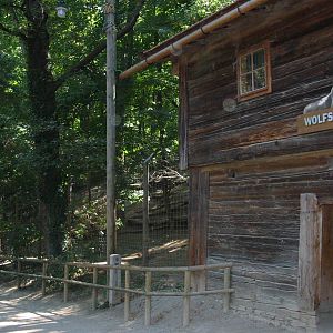 Tiergarten Schönbrunn - Cabin in front of the hillside wolf enclosure