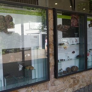 Animal feces sign near restrooms -Zoo Praha (2025)