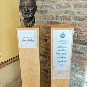 Zoo founder memorial