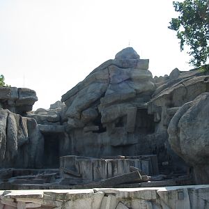 Budapest Zoo 2003 - Hagenbeck-style old Polar Bear exhibit