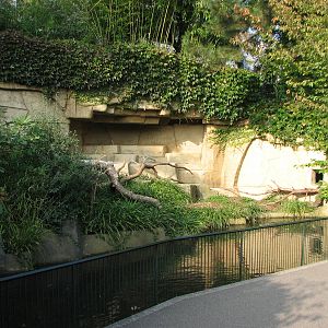 Basel Zoo 2006 - Lemur exhibit from the left