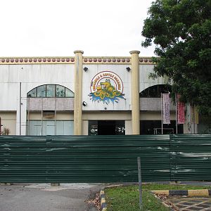 Defunct Jurong Reptile Park 2008 - Main building and the surrounding constr