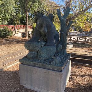 Giant panda statue 2