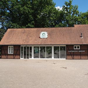 Gift shop seen from outside the zoo, 2025-05-22