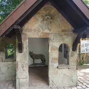 Old wolf house with zoo history signage, 2025-05-22