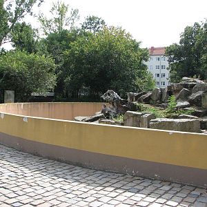Dresden Zoo 2008 - Outside the old and dilapidated Rhesus Monkey circular e