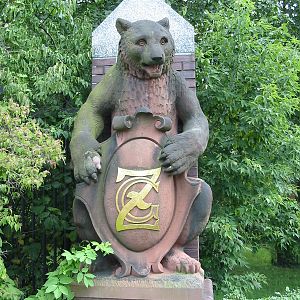 Zoo Berlin 2004 - Statue by the zoo bridge over the canal