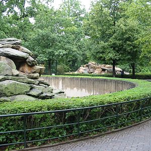 Zoo Berlin 2004 - Monkey grottos