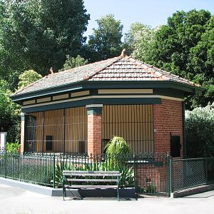Melbourne Zoo 2008 - Historic listed cage