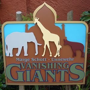 Cincinnati Zoo 2003 - Signpost at the Vanishing Giants building