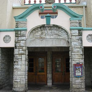 Toledo Zoo 2003 - Entrance to the famous Reptile House