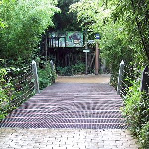 Metal bridges as barriers