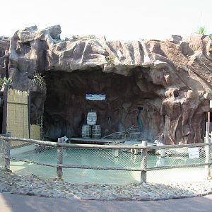 Marineland Antibes 2005 - Pelican exhibit outside the Jellyfish house