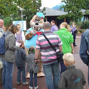 "Walrus" greeting kids