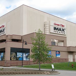 Largescreen Theater outside Zoo Entrance