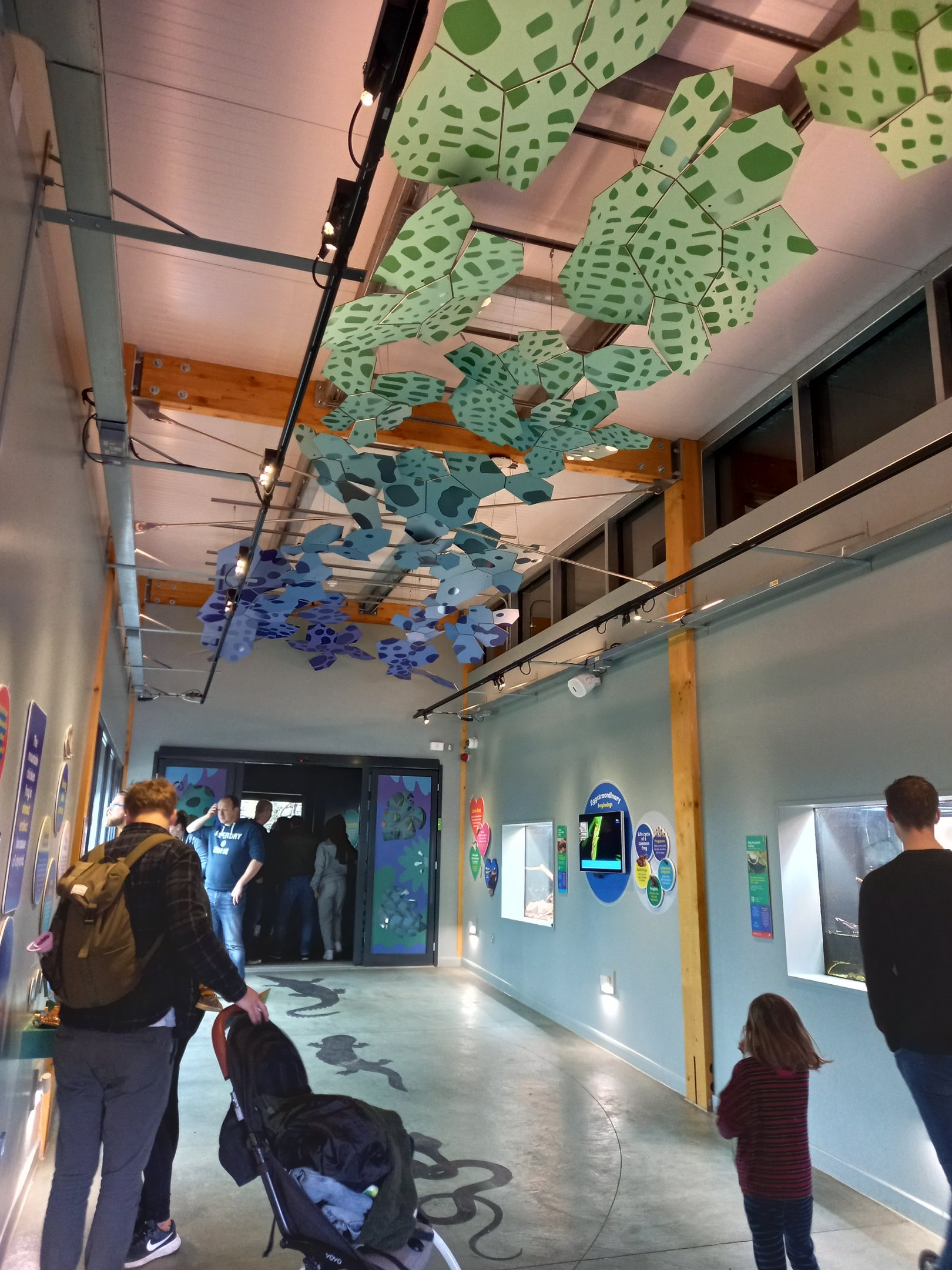 14/04/2024 - Reptile and Amphibian House entrance walkway