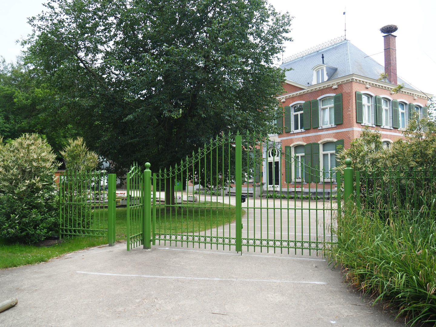 1780 manor house and road to former entrance, 2020-05-23