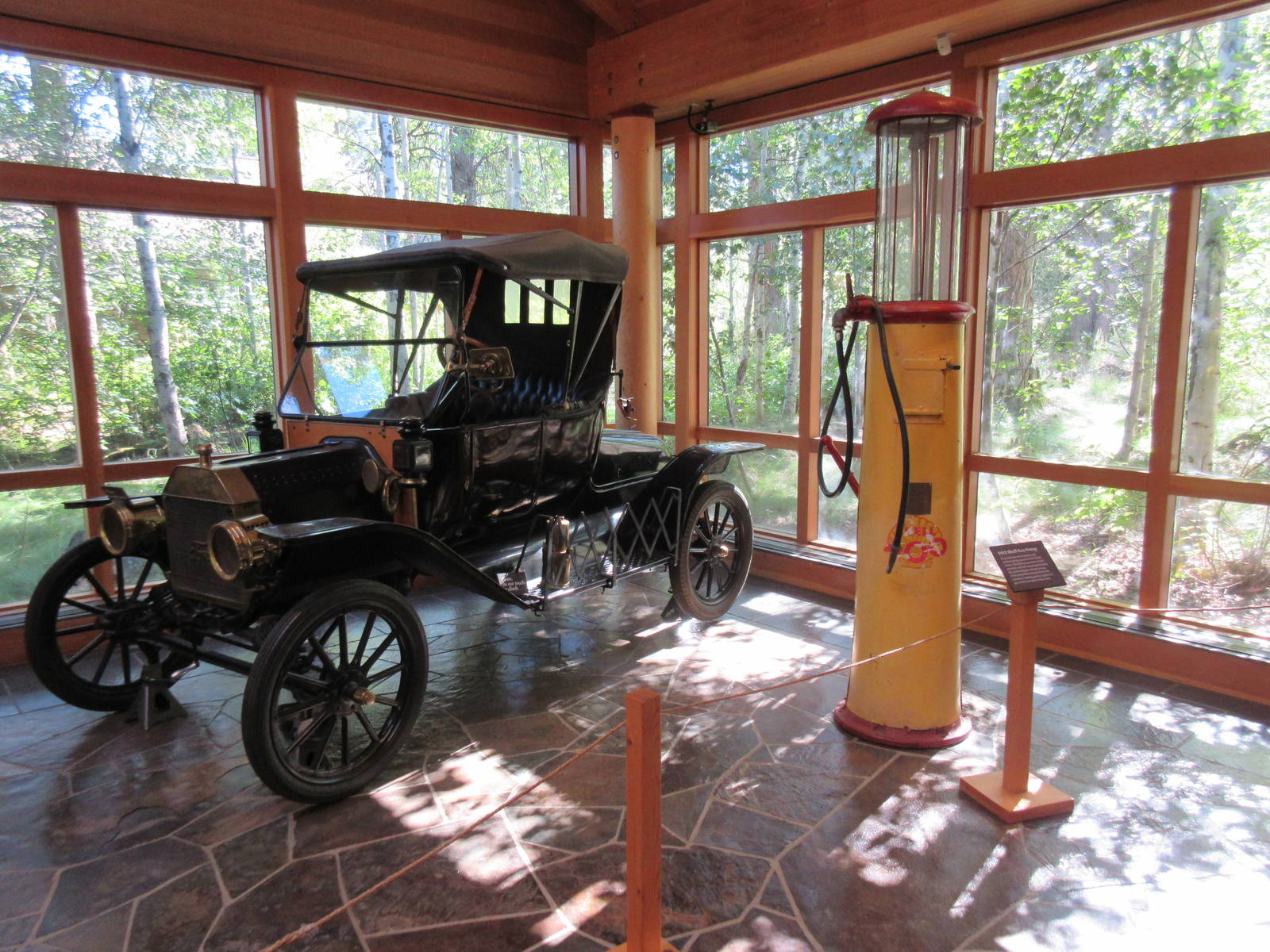 1914 Motel T Ford + 1912 Shell Gas Pump