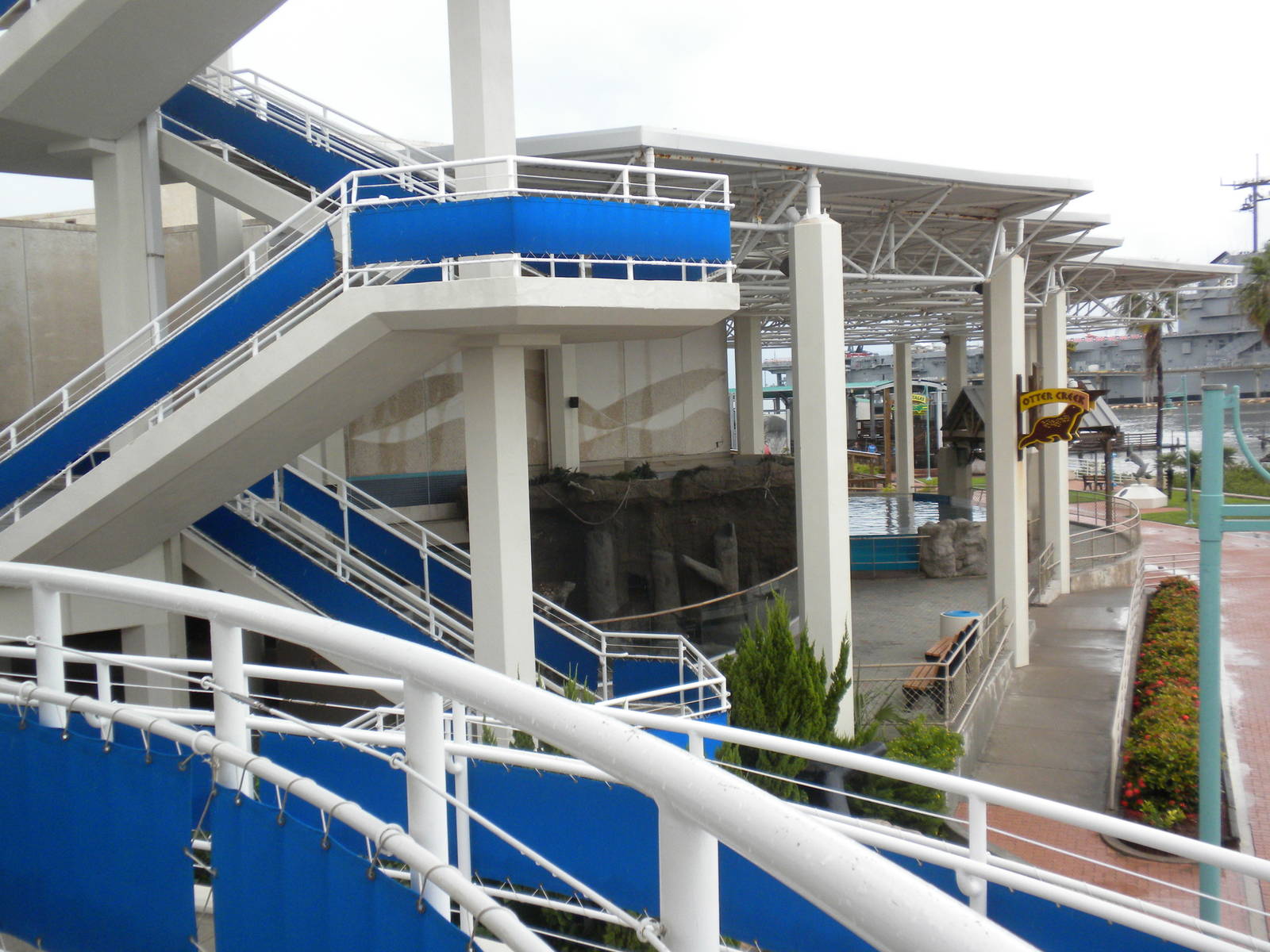 2010 - Outside, stairs, otters