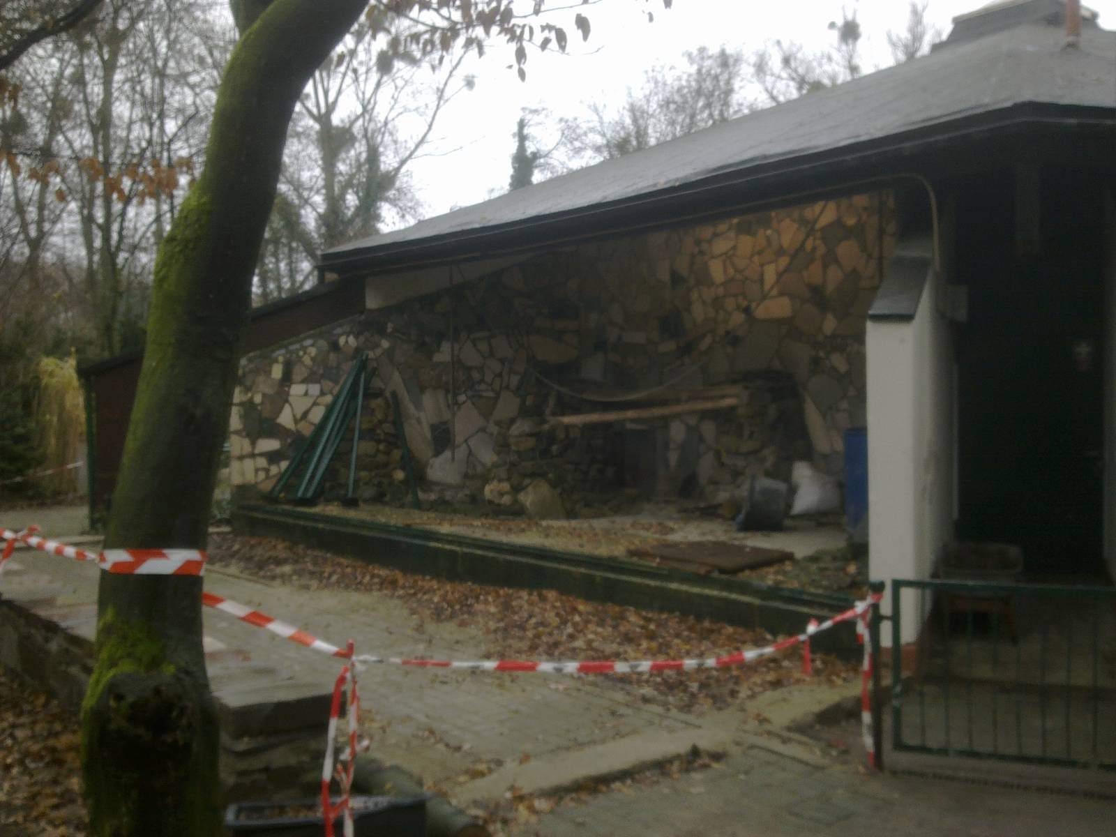 2013-12 Hamm Sulawesi macaque cage enlargement