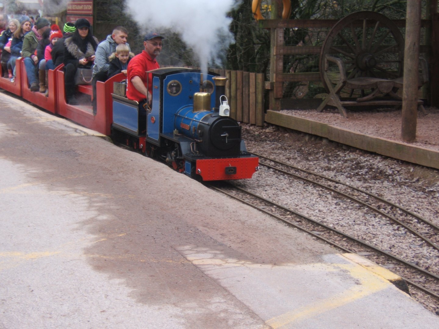 27/12/2016 Miniature Steam Locomotive in use