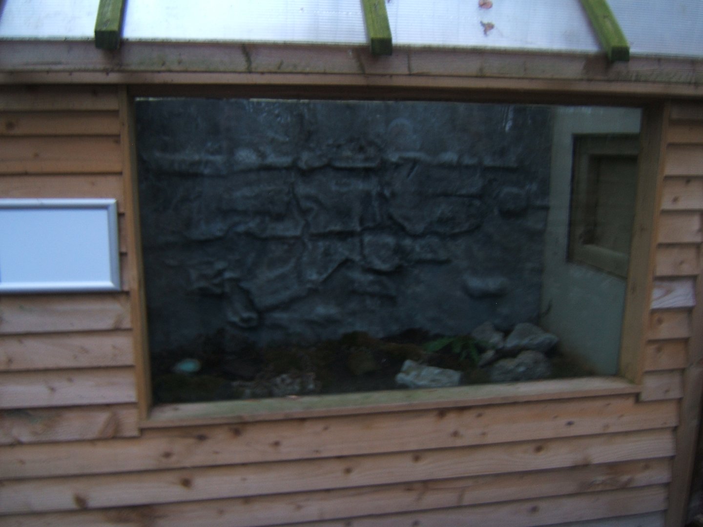 27/12/2016 View of empty Slow Worm exhibit