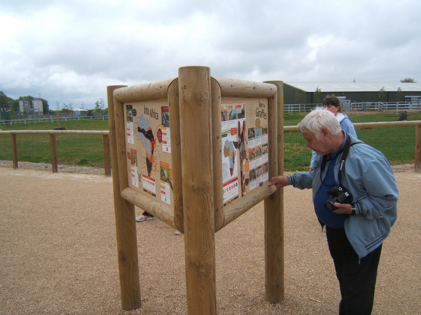 30/4/2017 A Bongo pretending he can read
