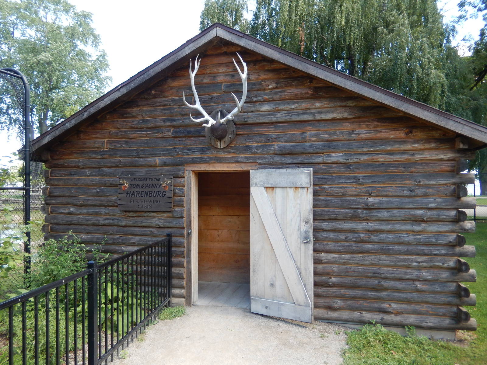 8/22/2016 - Menominee Park Zoo - Elk Habitat Viewing Cabin
