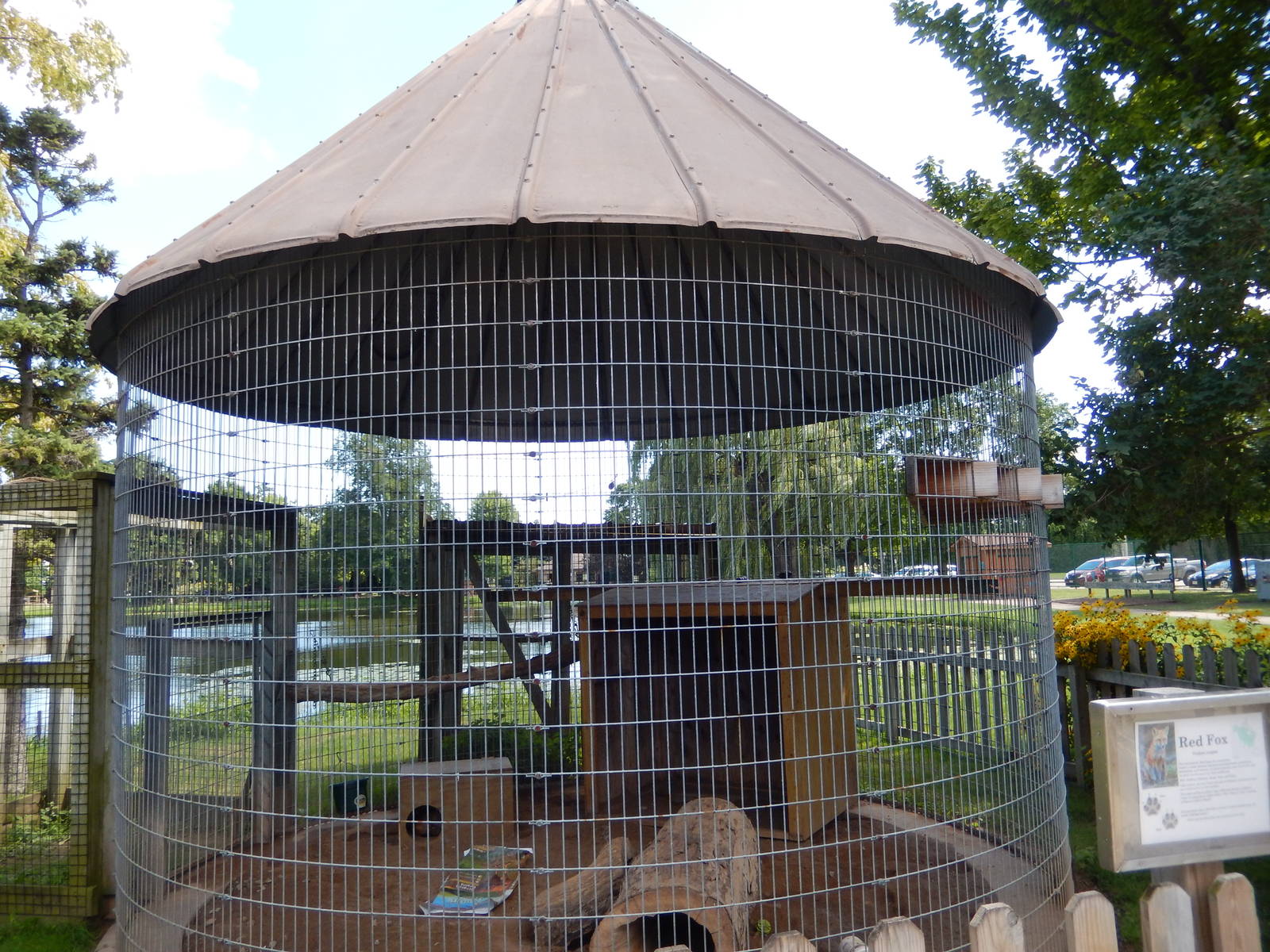 8/22/2016 - Menominee Park Zoo - Red Fox Cage