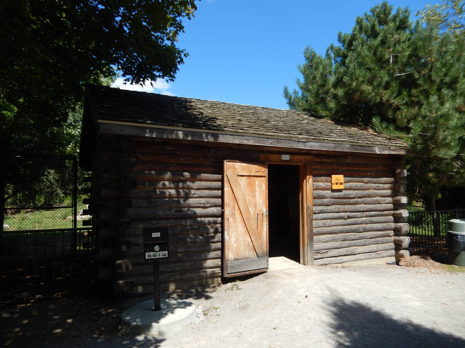 8/22/2016 - Menominee Park Zoo - Wolf Habitat Viewing Cabin
