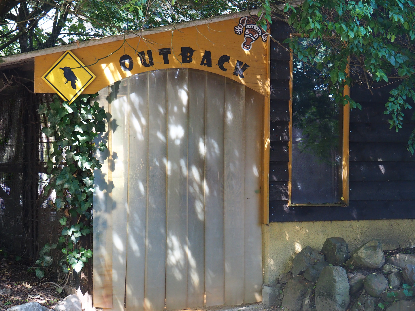 Access to old walk-through aviary - With "Outback" theming, 2019-08-04