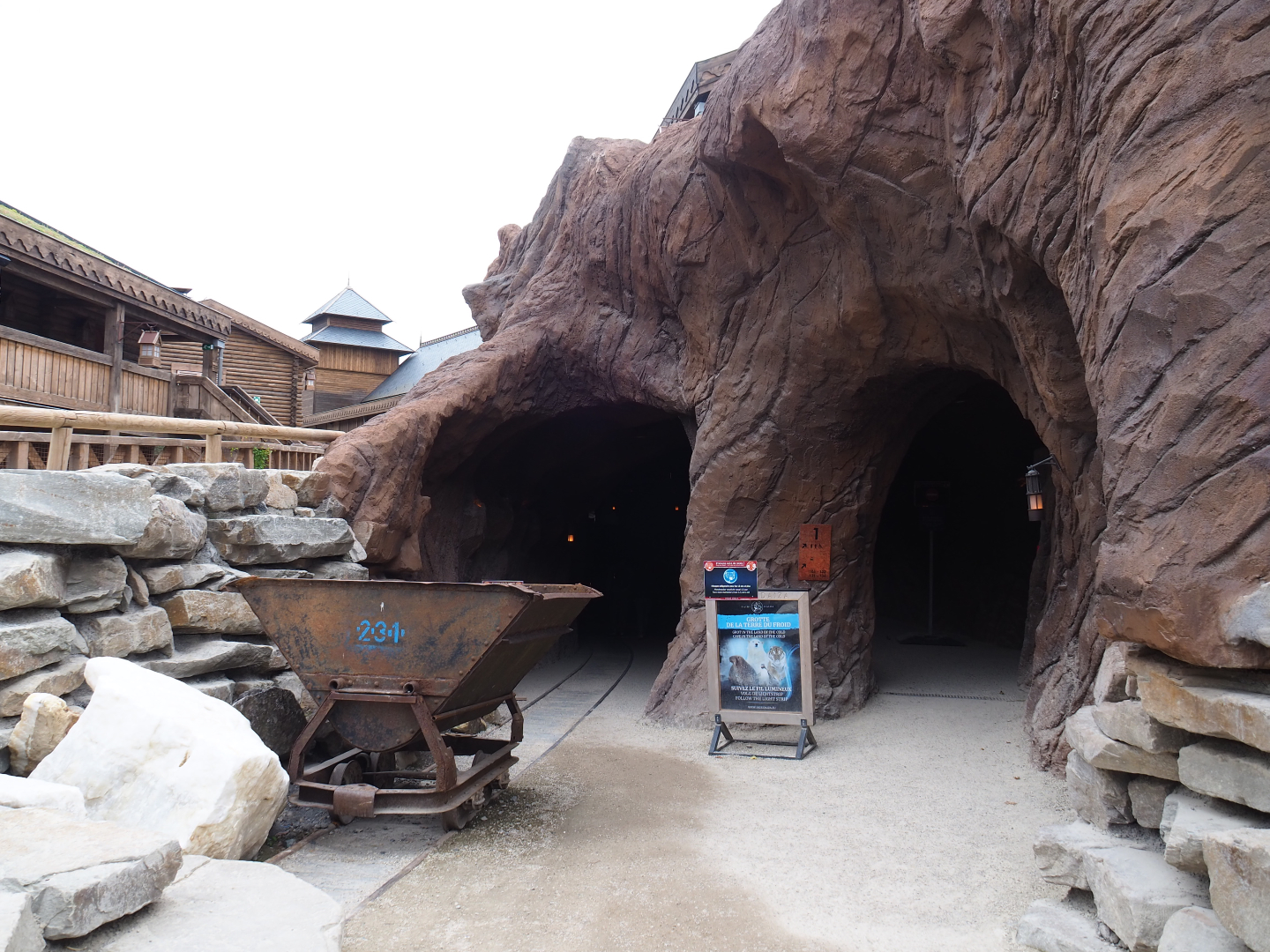 Access to Pacific walrus and Polar bear viewing cave, 2020-09-03