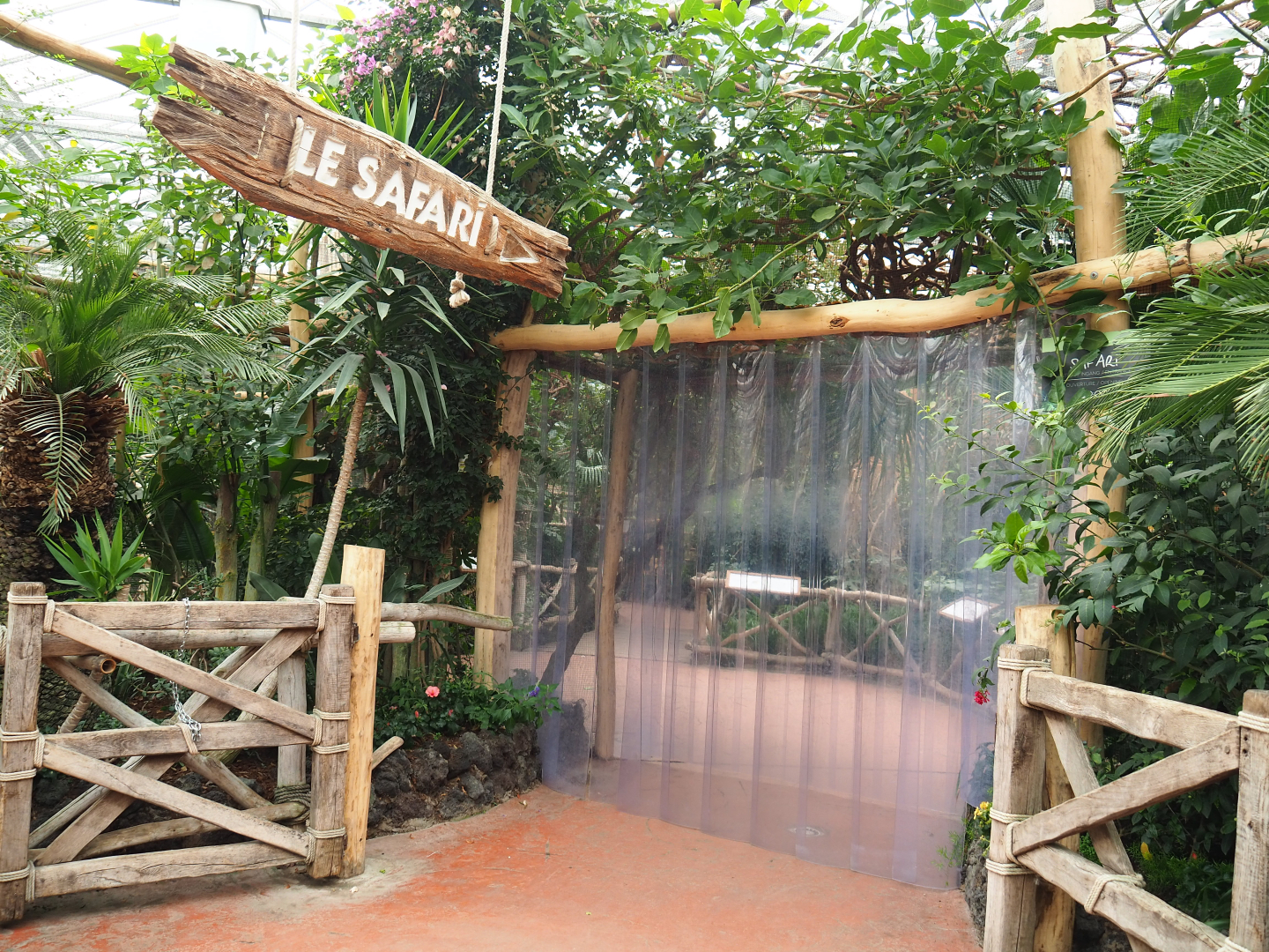Access to the aracari walk-through aviary, 2019-10-05
