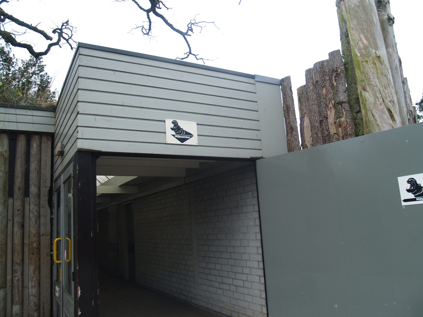 Access to the hippopotamus stable, 2008-03-01